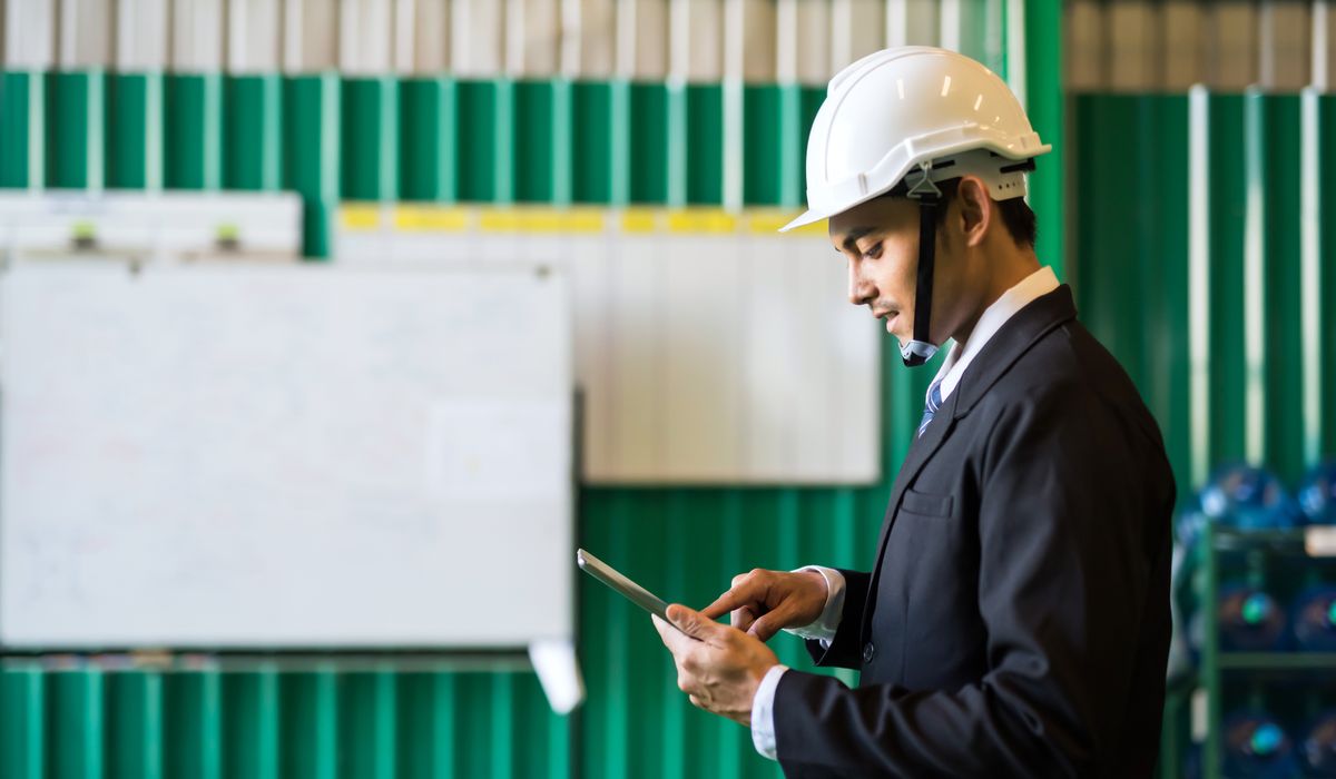 Quality manager following up on a supplier’s production